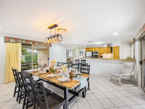 Carindale Family Home/Close to Westfield & Highway - Image 4
