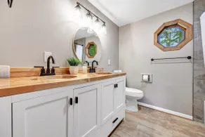 Spacious 5 Bedroom Home & Hot Tub, by Shawano Lake - Image 3