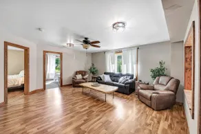 Spacious 5 Bedroom Home & Hot Tub, by Shawano Lake - Image 2