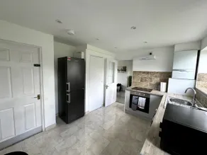 3-Bedroom Cosy Reading House - Image 4