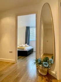 Modern Flat overlooking High St - Image 3