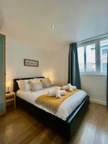Modern Flat overlooking High St - Image 4