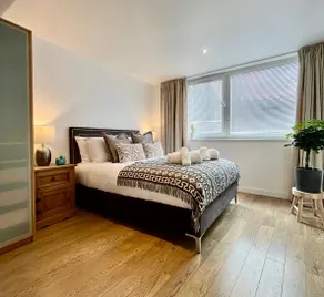 Modern Flat overlooking High St - Image 2
