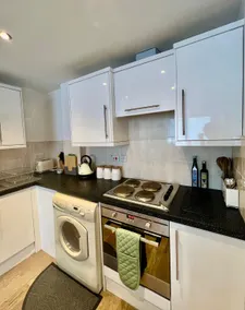Modern Flat overlooking High St - Image 5
