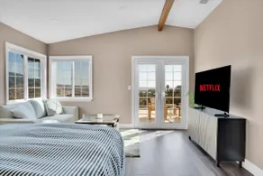 Luxury Studio with Lake Views and Spacious Balcony - Image 2