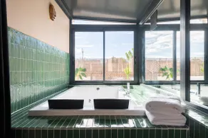 Beautiful suite & spa bath - Image 4