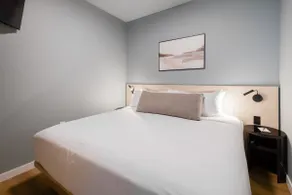 Smithe House- Modern Family Apartment -Yaletown - Image 3