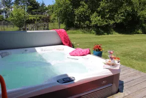 4BR Farmhouse Pool+Hot Tub, UVA, Quiet - Image 4