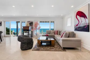 Splendid Waterfront Stay - HOT TUB & 2 King Bed - Image 4