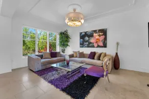 Splendid Waterfront Stay - HOT TUB & 2 King Bed - Image 2