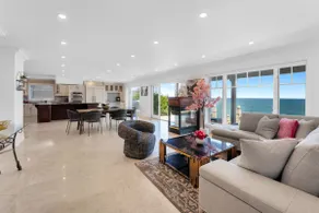 Splendid Waterfront Stay - HOT TUB & 2 King Bed - Image 3