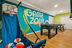 5BR Family Play Resort! Hot Tub, Mini Golf, Games! - Image 2
