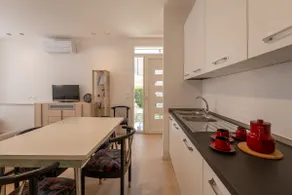 Waterfront apartment with garden and parking - Image 5