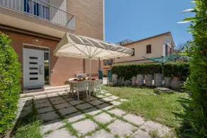 Waterfront apartment with garden and parking - Image 2