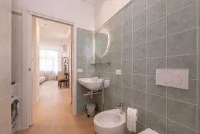 Waterfront apartment with garden and parking - Image 3