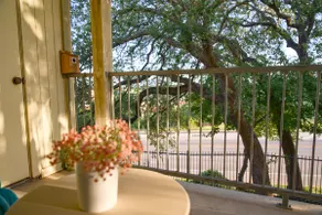 Charming Bright Airy Retreat Near All Attractions - Image 4