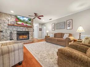 Lake Front! Spacious Home w/heated pool & kayaks - Image 2