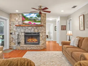 Lake Front! Spacious Home w/heated pool & kayaks - Image 5
