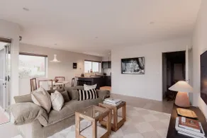 Battery Point retreat with river views - Image 4