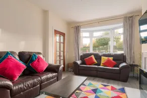 House with parking, near city centre, sleeps 5 - Image 3