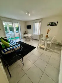3 bedrooms, tram, parking! - Image 4