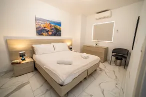 Large Sea-side Hot Tub Lux Apartment - Image 4