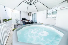 Large Sea-side Hot Tub Lux Apartment - Image 5
