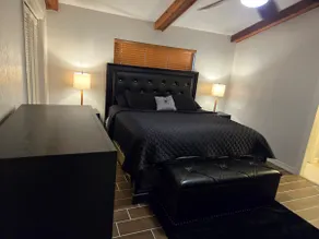 Spacious Retreat with Large Pool - Ideal Getaway - Image 4