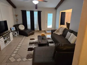 Spacious Retreat with Large Pool - Ideal Getaway - Image 3