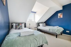 Comfortable Home away from Home with FREE Parking - Image 2