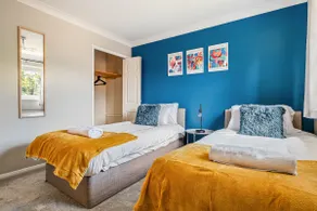 Comfortable Home away from Home with FREE Parking - Image 3
