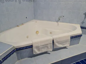 Waterfront Suite with Spa Bath - Image 4