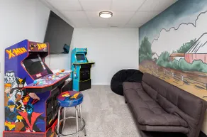 Spacious Getaway! Hot Tub • Game Room • Fire Pit - Image 4