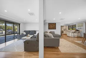 Charming, cosy, 4 bedroom home. - Image 4
