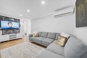 Charming, cosy, 4 bedroom home. - Image 3