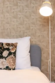 Apartamento de 2 quartos, de dois andares, recentemente renovado no centro de Tilburg, com uma cozinha de luxo, jardim partilhado e estacionamento gratuito nas proximidades. Ideal para famílias ou pequenos grupos. - Image 3