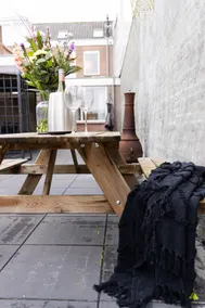 Apartamento de 2 quartos, de dois andares, recentemente renovado no centro de Tilburg, com uma cozinha de luxo, jardim partilhado e estacionamento gratuito nas proximidades. Ideal para famílias ou pequenos grupos. - Image 2