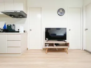 Plenty of light, 2 bedrooms, 5 beds @ 5 minutes from Wan Chai Convention MTR Station - Image 4