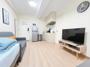 Plenty of light, 2 bedrooms, 5 beds @ 5 minutes from Wan Chai Convention MTR Station - Image 2