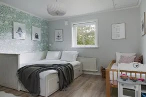 Lakeview spacious family home - Image 3