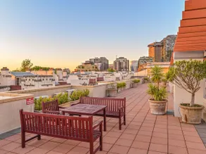 Top-floor city retreat with parking & pool - Image 3