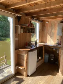 Unusual waterfront hut - Image 4