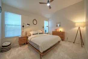 Lakeside haven| Modern Cozy Home Fast Wi-fi - Image 3