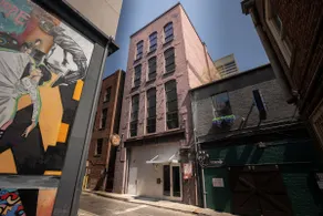Center of Downtown Loft-FREE Parking/FAST Wifi - Image 4