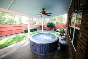 Huge 5 Bedroom Home With KING Bed & Hot Tub - Image 3