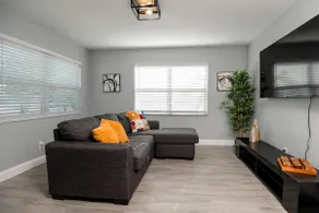 Tampa Retreat, 4 min to Stadium, Airport, Sleeps 6 - Image 2