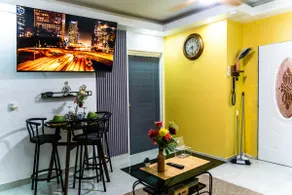 Urban 1BR Apt w/ elevator, rooftop, pool & gym - Image 2