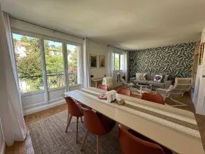 Bright 3 rooms – Tastefully decorated – 2 Balconies - Image 2