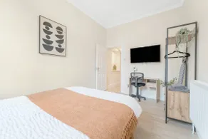 Modern Two Bedroom Central Flat - Image 5