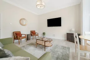 Modern Two Bedroom Central Flat - Image 2